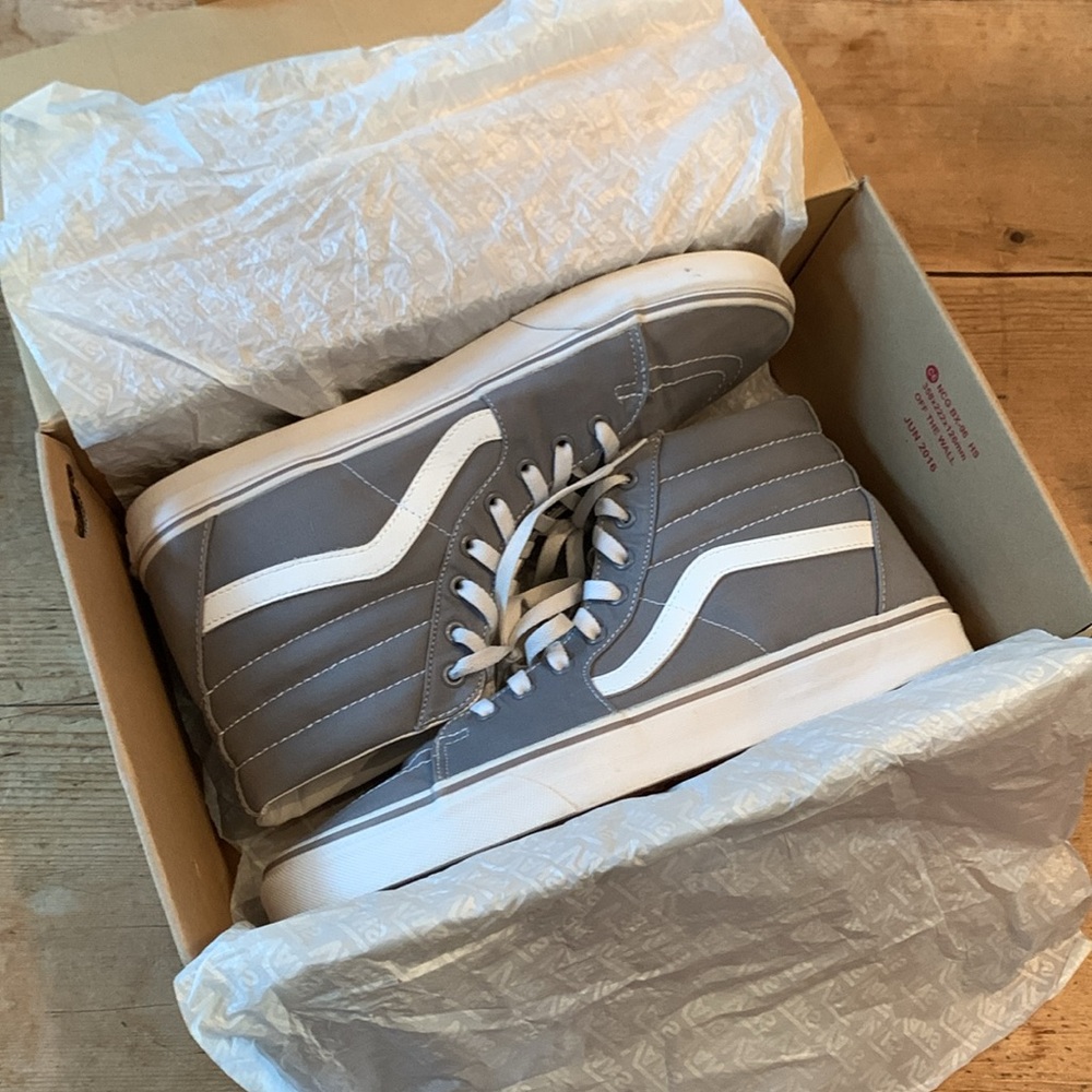 Like New Vans Sk8-Hi Iconic High-Top Canvas Gray and White Sneakers M13 - Picture 3 of 12